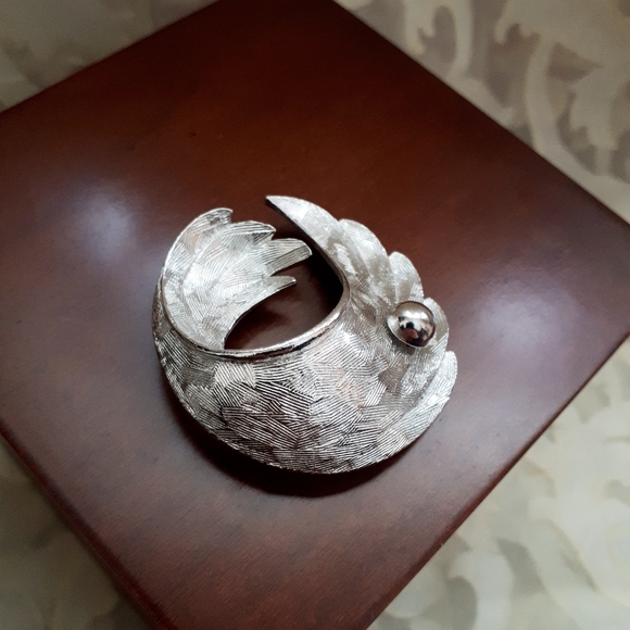 Vintage silver tone swirly design pin brooch. Gift - Picture 2 of 10